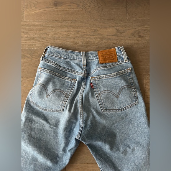 Levi’s Wedgie - Picture 4 of 4